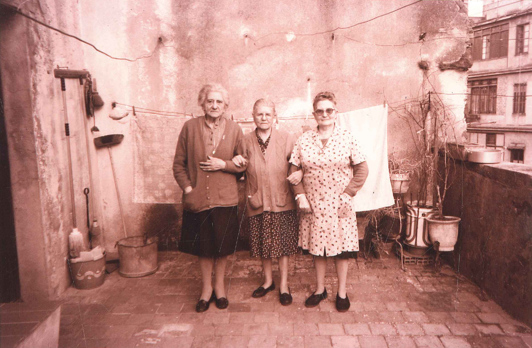 Les tres germanes de Can Ventura de Sant Feliu de Pallerols: l’Anneta, la Carmeta i la Siseta Rovira i Casademont. Josep Garcia, 1995. Arxiu del Grup de Recerca Folklòrica de la Garrotxa.