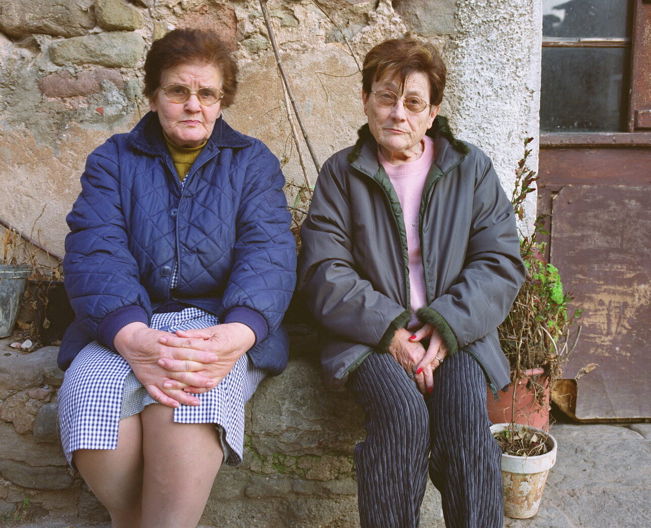 La Maria Julià i Solà (1930-2012), de Can Pitança i la Maria Galobardes de Can Xiro (n.1935). Josep Maria Melció, Mel, 2006. Grup de Recerca Folklòrica de la Garrotxa.