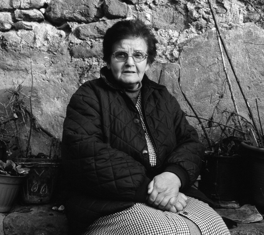 Maria Julià i Sola (1930-2012), la molinera de Can Pitansa de Riudaura. Josep Maria Melció, Mel. Arxiu del Grup de Recerca Folklòrica de la Garrotxa.