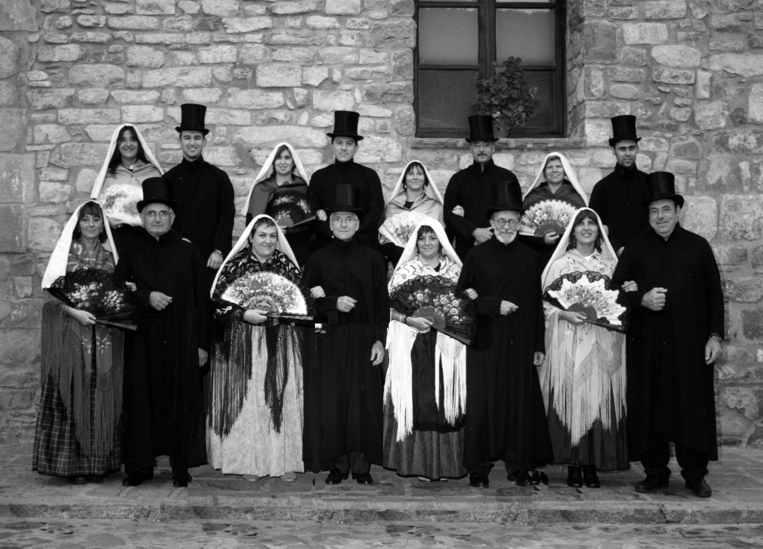 Balladors del Ball del Gambeto de Riudaura, l'any 2005. L'Esther Galobardes, a l'esquerra de la primera fila; i l'Olga Canal, quarta per la dreta, a la part central de la primera fila. Josep Maria Melció, Mel. Arxiu del Grup de Recerca Folklòrica de la Garrotxa.
