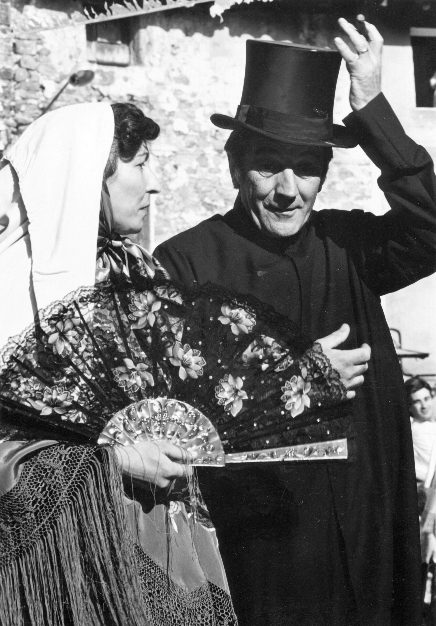 La Lurdes Rodeja i en Jordi Casalprim fent parella en el Ball del Gambeto de Riudaura als anys vuitanta de segle XX. Josep Maria Melció, Mel. Arxiu del Grup de Recerca Folklòrica de la Garrotxa.