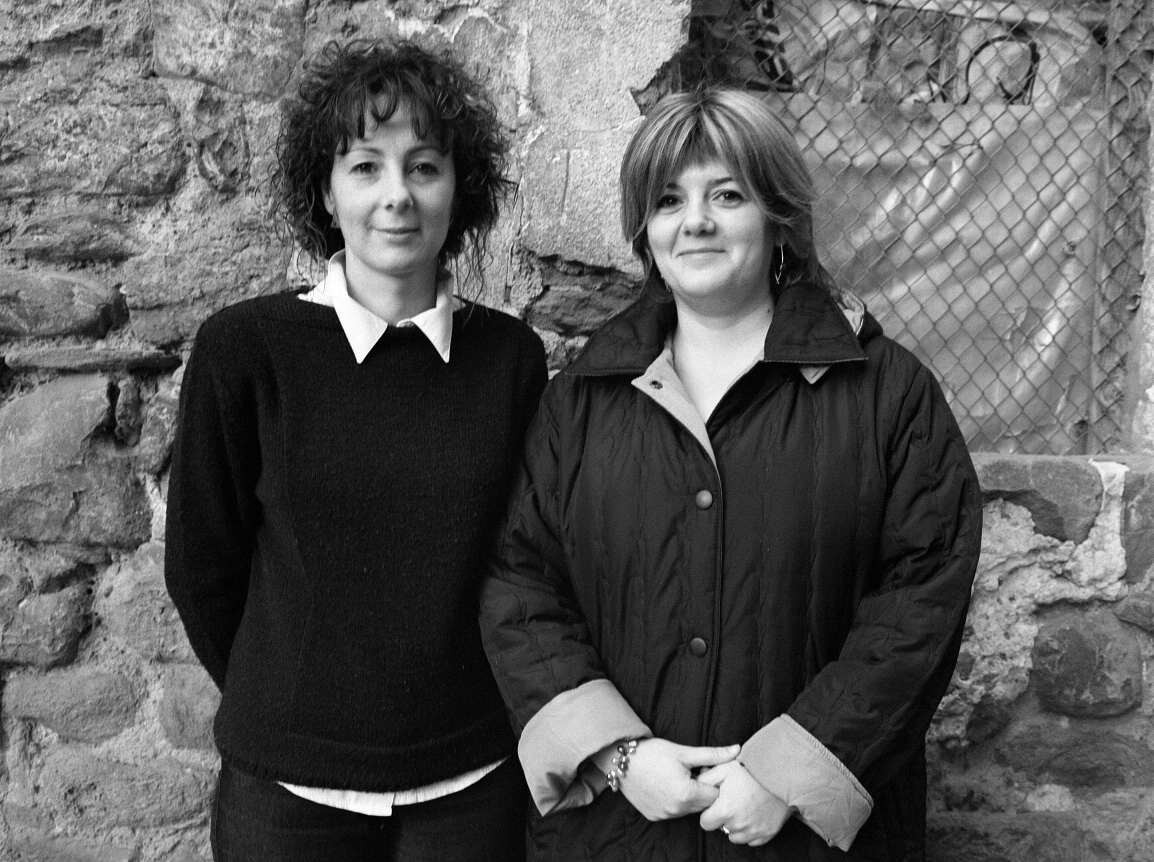 L'Esther Galobardes (Riudaura,1970) i l'Olga Canal (Riudaura,1973) formen part de la tercera generació de Cantadors de Riudaura. Josep Maria Melció, Mel. Arxiu Grup de Recerca Folklòrica de la Garrotxa.