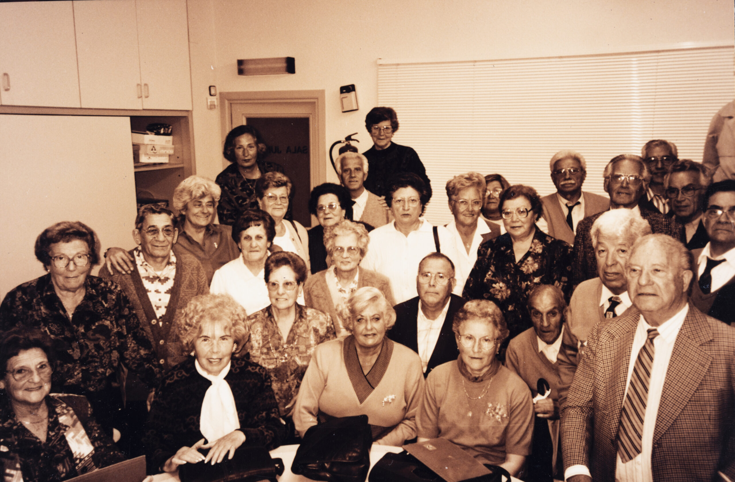 Membres de la Coral del Club de Jubilats Sant Jordi d'Olot, l'any 1995, entre els quals (tercer per la dreta, assegut) en Peret Parra. Josep Garcia i Miràngels. Arxiu del Grup de Recerca Folklòrica de la Garrotxa.