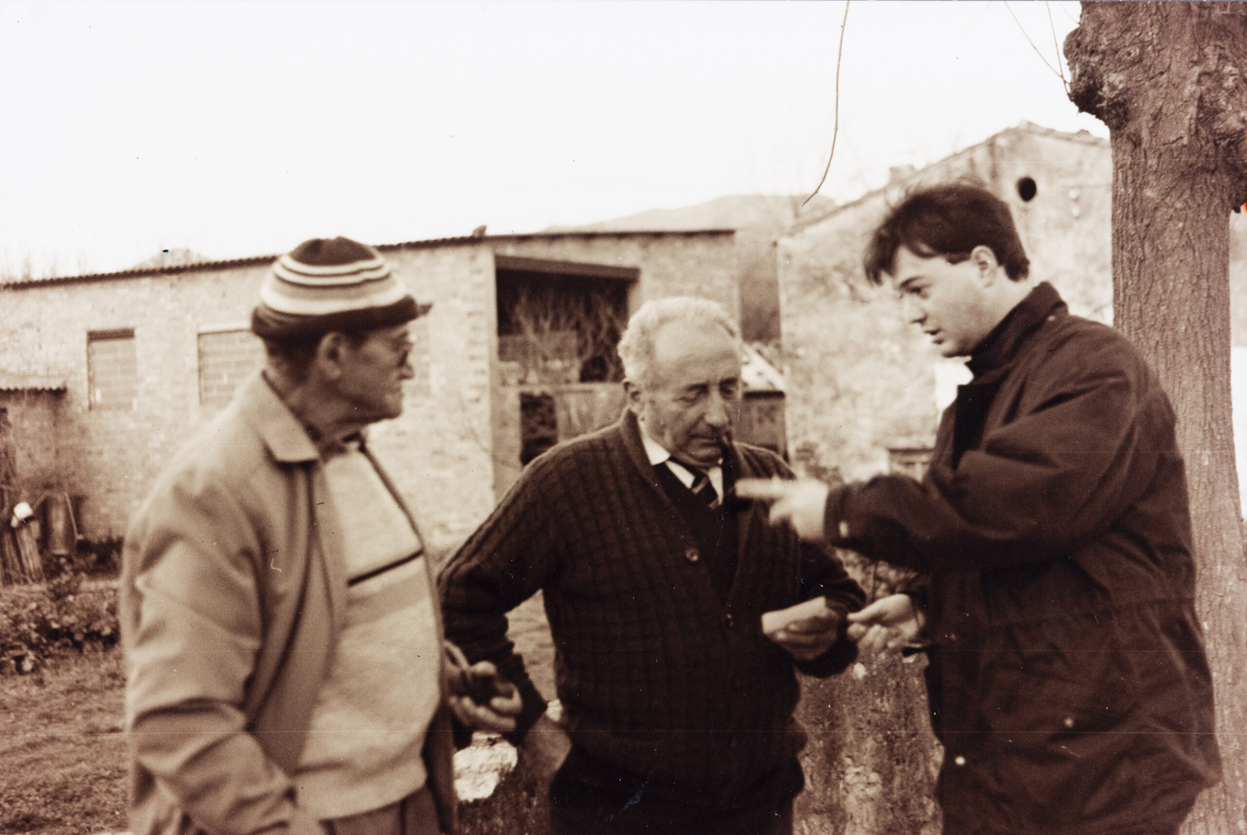 D'esquerra a dreta: Joan Xifra, l'Aligot; Antoni Pagès, en Ton de Pla Boscas i el col·lector de les cançons Pep Garcia (1993). Dana Carrillo. Arxiu del Grup de Recerca Folklòrica de la Garrotxa.