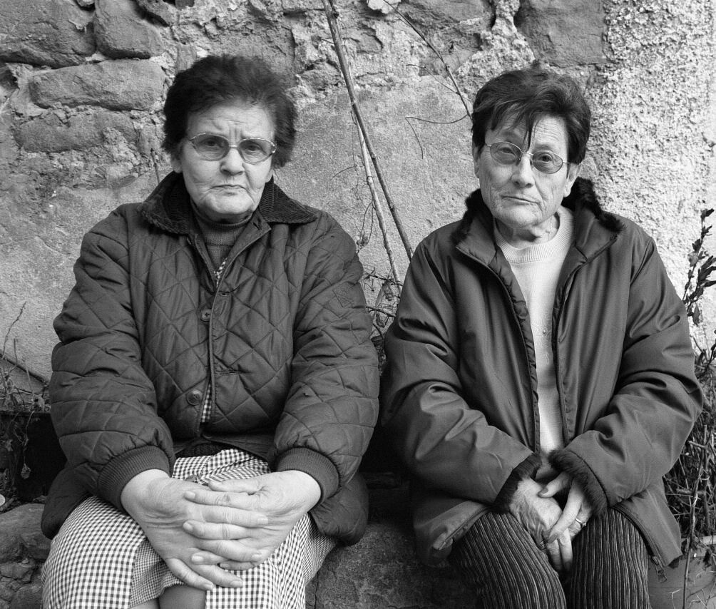 La Maria Julià i Solà (1930-2012), de Can Pitança i la Maria Galobardes de Can Xiro (n.1937). Josep Maria Melció, Mel, 2006. Grup de Recerca Folklòrica de la Garrotxa.