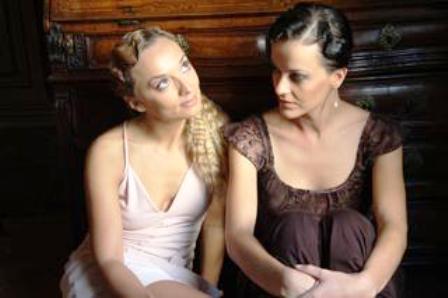 Les olotines Elisa Planagumà i Rocío Romero porten des del 2006 divulgant l'obra de la cupletista Càndida Pérez. Arxiu del Grup de Recerca Folklòrica de la Garrotxa.