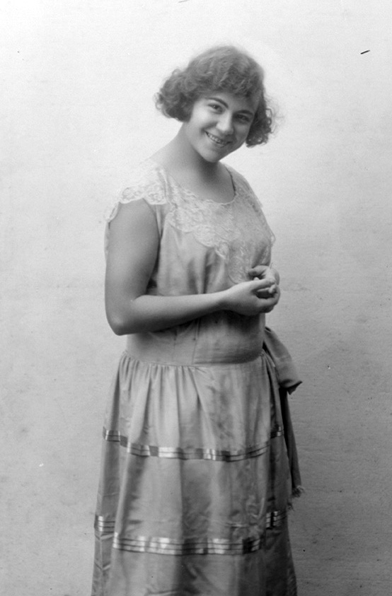 Pilar Alonso i Moll (Maó, 1897- Madrid, 1980). Va ser una de les artistes que més va contribuir a popularitzar el cuplet Pasqua Florida. Cuplets.cat. Arxiu del Grup de Recerca Folklòrica de la Garrotxa.