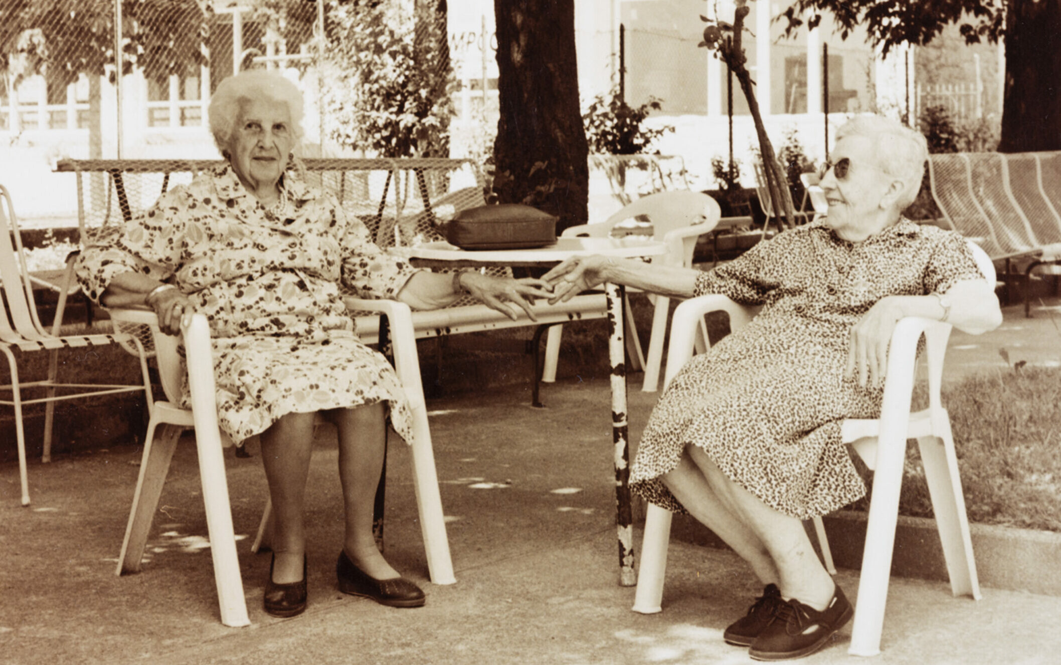 Encarnació Puigferrer Juvanteny i Dolors Illa i Corretger, als jardins de la Residència Geriàtrica La Caritat, d'Olot - Dana Carrillo (1993).