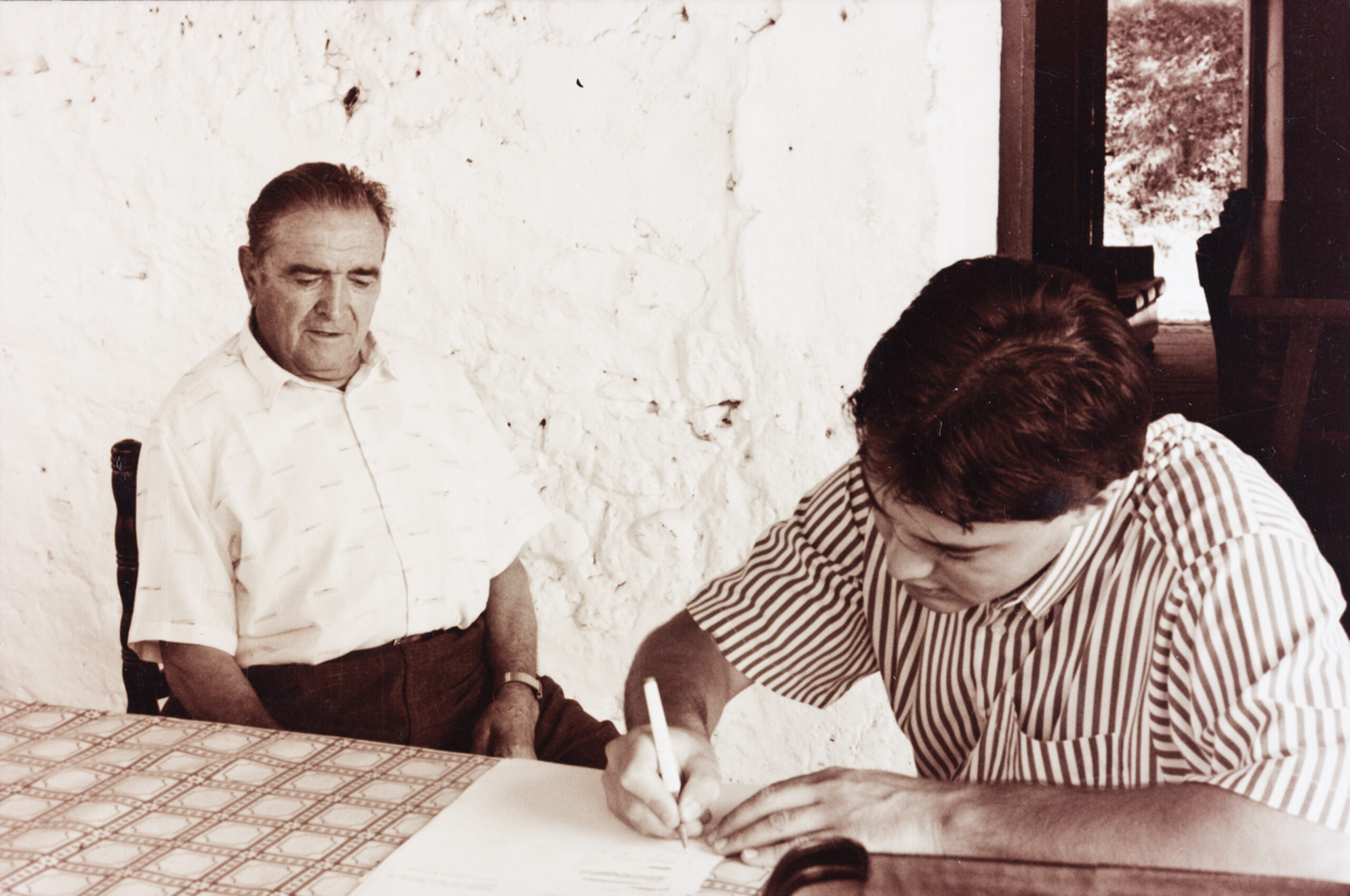 Salvador Comamala i el col·lector, Pep Garcia, al Mas Llistosella, de Capsec, a la Vall de Bianya (Arxiu del Grup de Recerca Folklòrica de la Garrotxa. Dana Carrillo).