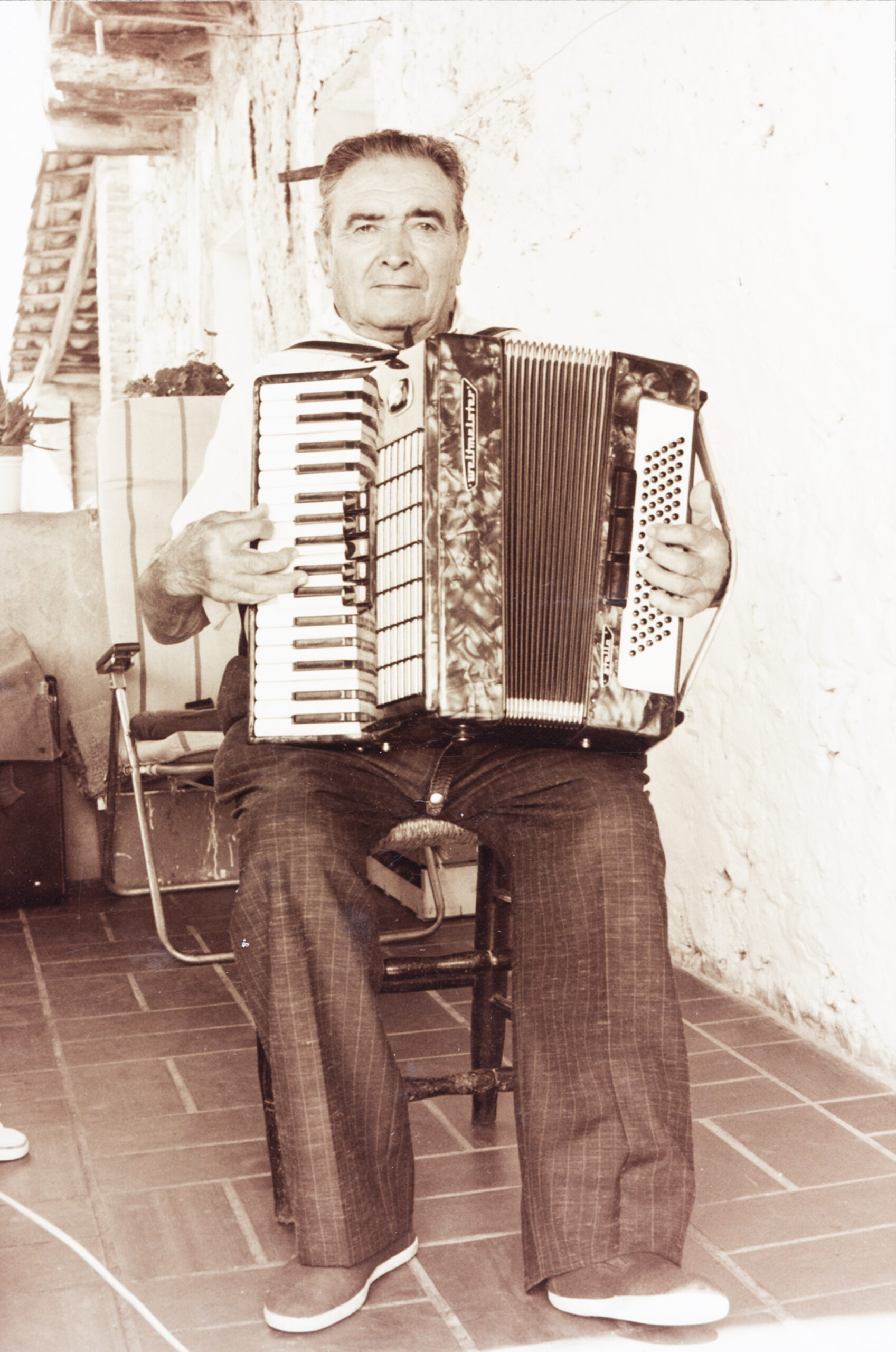 En Salvador Comamala, amb el seu acordió cromàtic de teclat. (Arxiu del Grup de Recerca Folklòrica de la Garrotxa. Dana Carrillo).