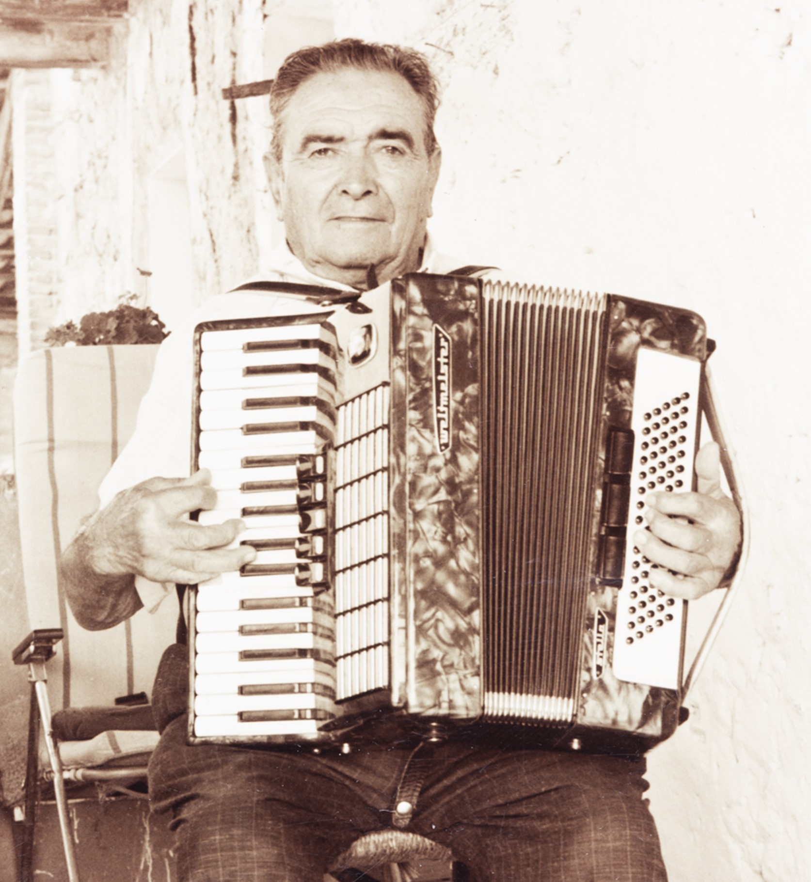 En Salvador Comamala, amb el seu acordió cromàtic de teclat. (Arxiu del Grup de Recerca Folklòrica de la Garrotxa. Dana Carrillo).