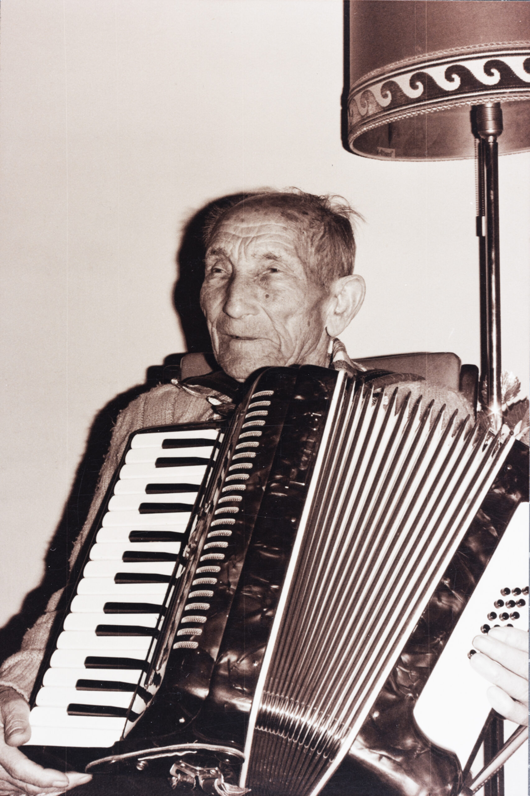 Alfons Faig, Fonso de Lliurona, el dia 10 de desembre de 1993 durant l'enregistrament (Arxiu del Grup de Recerca Folklòrica de la Garrotxa - Dana Carrillo)