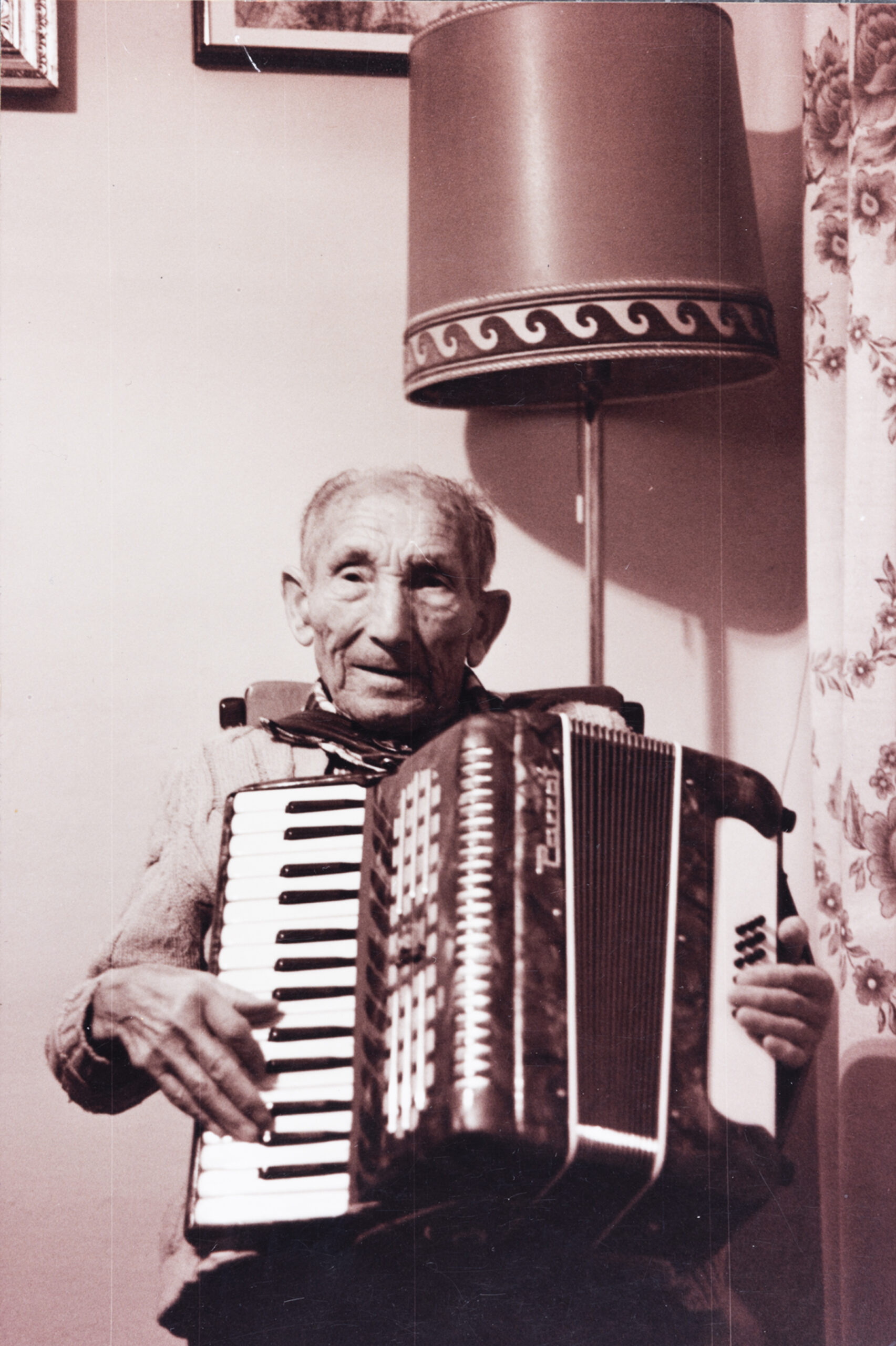 Alfons Faig, Fonso de Lliurona, el dia 10 de desembre de 1993 durant l'enregistrament (Arxiu del Grup de Recerca Folklòrica de la Garrotxa - Dana Carrillo)