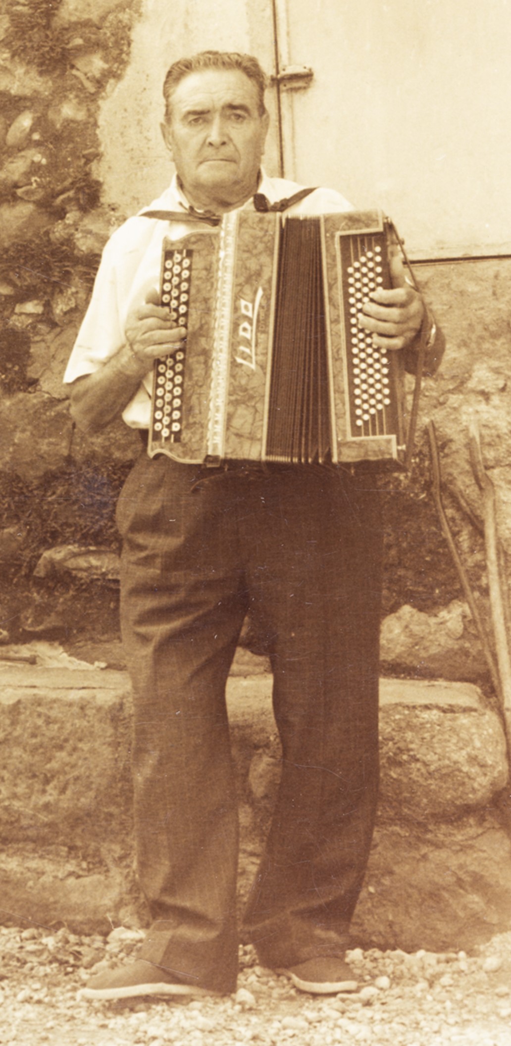 En Salvador Comamala, amb el seu acordió cromàtic de botons. (Arxiu del Grup de Recerca Folklòrica de la Garrotxa. Dana Carrillo).