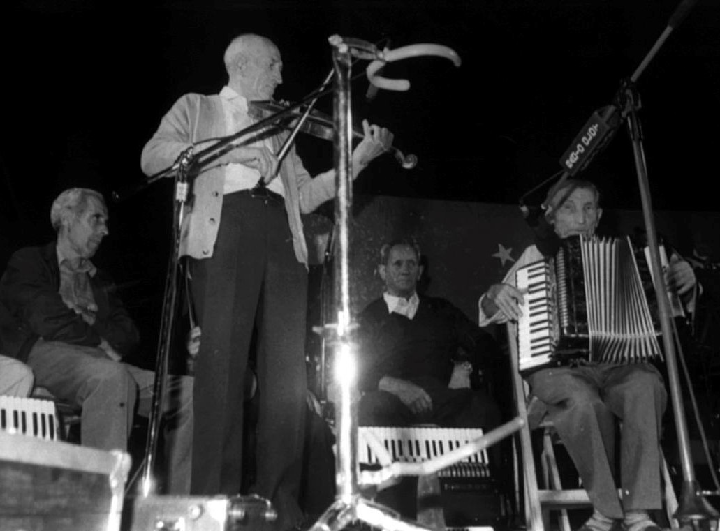 Trobada de músics sense solfa a Camprodon (1987).D'esquerra a dreta: Pere Fosas, Peret Blanc, Enric de la Badosa i Fonso de Lliurona (Ajuntament de Girona.CRDI. Fons El Punt).